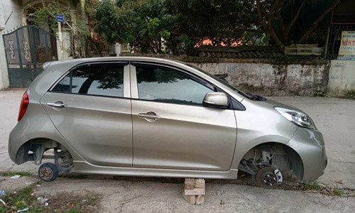 Chiếc xe ô tô bị trộm bánh.