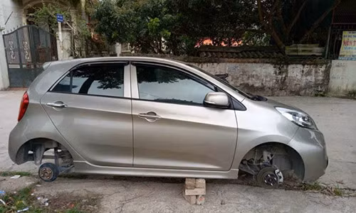 Chiếc xe ô tô bị trộm bánh.