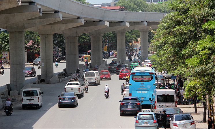 Theo Trung tâm Dự báo khí tượng Thủy văn Trung ương, nhiệt độ cao nhất trong ngày hôm nay (7/5) ở khu vực Hà Nội phổ biến từ 33-35 độ C, có nơi cao trên 35 độ C. Ảnh chụp đường Hồ Tùng Mậu (Hà Nội).