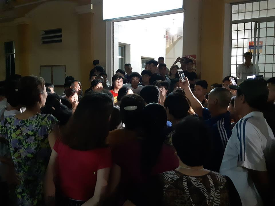 Do nghi ngờ cái chết của anh Cường bất thường, người nhà bệnh nhân đã quây kín bệnh viện Hà Đông.