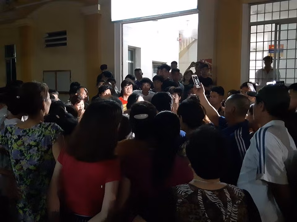 Do nghi ngờ cái chết của anh Cường bất thường, người nhà bệnh nhân đã quây kín bệnh viện Hà Đông.