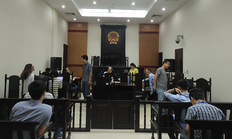 Các phóng viên đến đưa tin phiên tòa được bố trí tại một phòng xét xử riêng, theo dõi vụ xét xử thông qua một chiếc tivi.