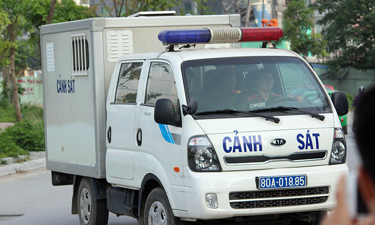 Từng đoàn xe đặc chủng của cảnh sát lần lượt dẫn giải ông Đinh La Thăng và các bị cáo đến phiên xử phúc thẩm.