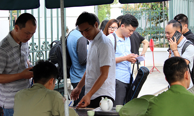 Các phóng viên báo đài đến đưa tin phiên xử ông Đinh La Thăng và các bị cáo đều được lượng chức năng làm nhiệm vụ kiểm tra thông tin chặt chẽ.