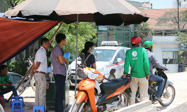 Càng về trưa, mọi bóng râm đều được tận dụng để tránh cái nắng gay gắt.