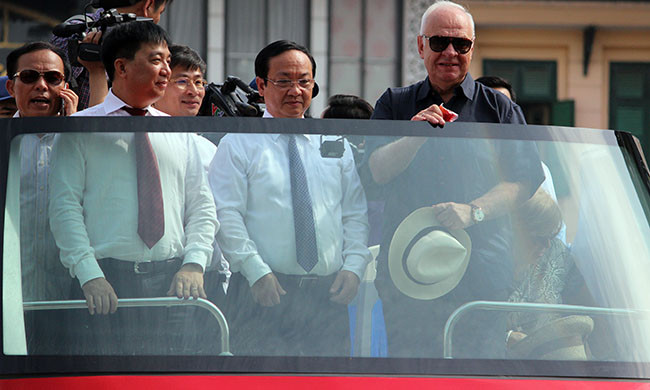 Lãnh đạo UBND TP Hà Nội cùng lên xe buýt 2 tầng trải nghiệm.