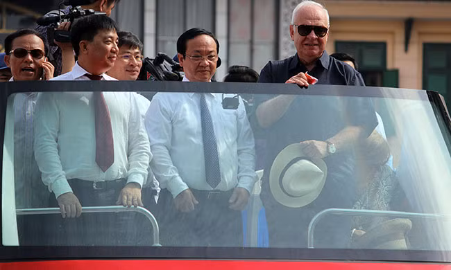 Lãnh đạo UBND TP Hà Nội cùng lên xe buýt 2 tầng trải nghiệm.