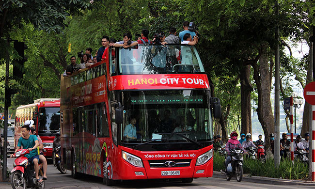 Cả 3 chiếc xe buýt lăn bánh dần dần qua 25 tuyến phố của Hà Nội.