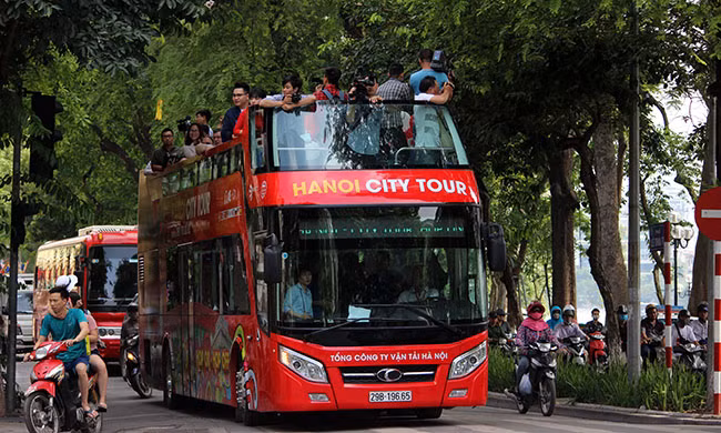 Cả 3 chiếc xe buýt lăn bánh dần dần qua 25 tuyến phố của Hà Nội.