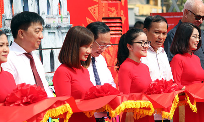 Lãnh đạo UBND TP Hà Nội cùng đại diện Tổng công ty Vận tải Hà Nội cắt băng khánh thành chính thức khai trương tuyến xe buýt 2 tầng.