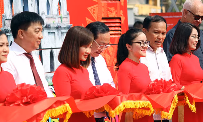 Lãnh đạo UBND TP Hà Nội cùng đại diện Tổng công ty Vận tải Hà Nội cắt băng khánh thành chính thức khai trương tuyến xe buýt 2 tầng.