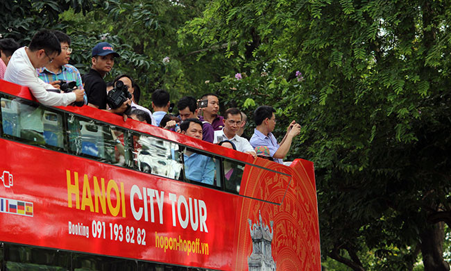 Du khách trên tầng mui dễ dàng chụp lại hình ảnh các tuyến phố của Hà Nội.
