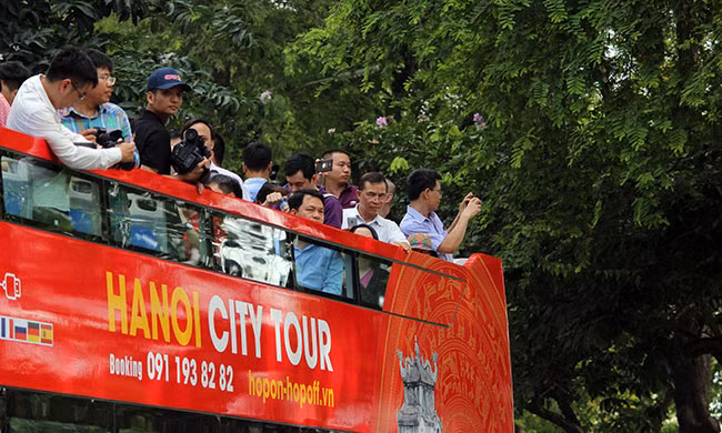 Du khách trên tầng mui dễ dàng chụp lại hình ảnh các tuyến phố của Hà Nội.