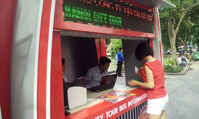 Biết tin xe buýt 2 tầng đưa vào vận hành chính thức trong sáng nay, nhiều người dân Hà Nội nhanh chóng đến các điểm bán vé để kịp mua vé trải nghiệm.