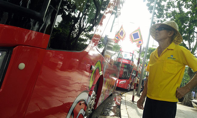 Đây là lần đầu tiên Hà Nội đưa xe buýt 2 tầng vào hoạt động nên không ít người dân Thủ đô tỏ ra lạ lẫm, thích thú.