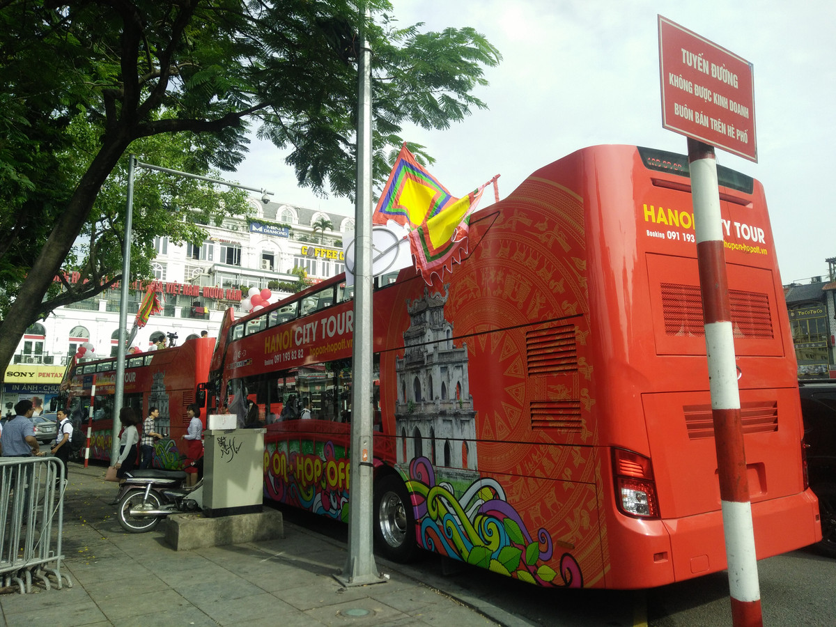 Lộ trình của xe sẽ đi qua 25 tuyến phố, với 13 điểm dừng, tạo điều kiện thuận lợi để hành khách tiếp cận dễ dàng 30 điểm tham quan đặc sắc của Hà Nội, cho phép khách du lịch tự khám phá, trải nghiệm theo cách của mình.