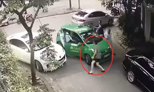 Hình ảnh người đàn ông đi ô tô Mercedes (khoanh đỏ) cầm gạch đuổi đánh anh Điềm trước đó.
