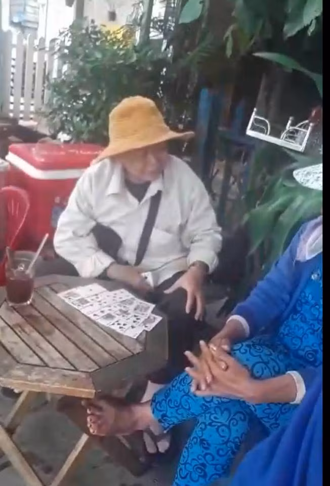 Boc me chieu gia “thay chua” xem boi quanh benh vien-Hinh-2