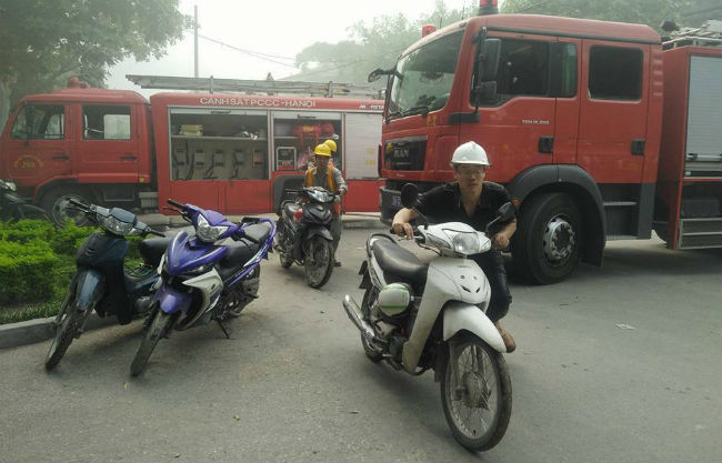 Trong khi cứu hỏa dập lửa, các công nhân của công trường nhanh chóng vào bên trong giải cứu những chiếc xe máy khỏi bị lửa thiêu.