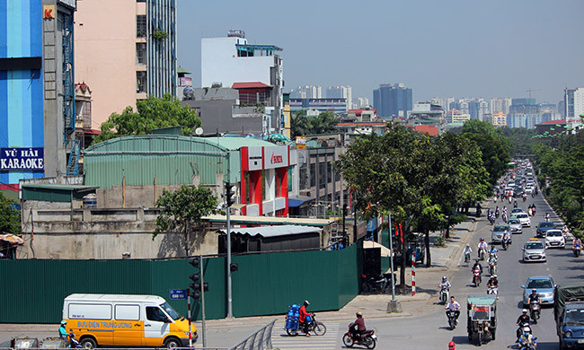 Khu vực đất cưỡng chế trên đường Nguyễn Khánh Toàn được cơ quan chức năng quây tôn màu xanh để đảm bảo cho việc thực hiện diễn ra an toàn, thuận tiện.