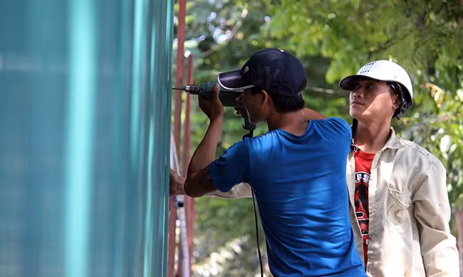 Các công nhân vẫn đang khẩn trương quây tôn ở các đoạn đường tại khu đất để tiến hành việc cưỡng chế, phá dỡ.