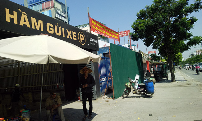 Việc phá dỡ các cửa hàng, quán nhậu trên đường Nguyễn Khánh Toàn là để phục vụ thi công dự án cống hóa mương Nghĩa Đô kết hợp làm bãi đỗ xe trên phố Nguyễn Khánh Toàn (thuộc quận Cầu Giấy, Hà Nội). Khu đất này là khu đất công, nhưng một số doanh nghiệp đã được cấp giấy chứng nhận sử dụng 50 năm đã nhanh chóng biến nơi này thành hàng loạt cửa hàng, quán nhậu kinh doanh trái phép.