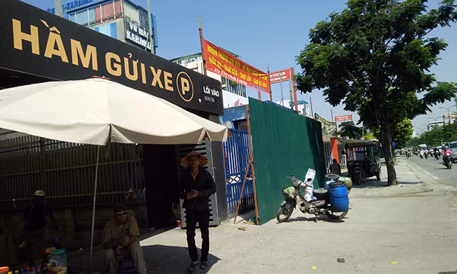 Việc phá dỡ các cửa hàng, quán nhậu trên đường Nguyễn Khánh Toàn là để phục vụ thi công dự án cống hóa mương Nghĩa Đô kết hợp làm bãi đỗ xe trên phố Nguyễn Khánh Toàn (thuộc quận Cầu Giấy, Hà Nội). Khu đất này là khu đất công, nhưng một số doanh nghiệp đã được cấp giấy chứng nhận sử dụng 50 năm đã nhanh chóng biến nơi này thành hàng loạt cửa hàng, quán nhậu kinh doanh trái phép.