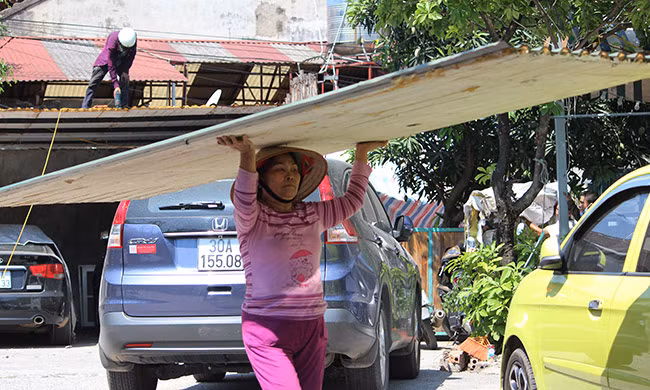 Nhiều vật liệu phía bên trong các cửa hàng, quán nhậu nhanh chóng được các công nhân tháo dỡ, vận chuyển đi nơi khác.