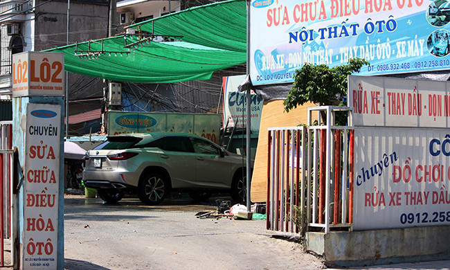 Thậm chí một số cả cửa hàng ô tô cũng hoạt động bình thường.