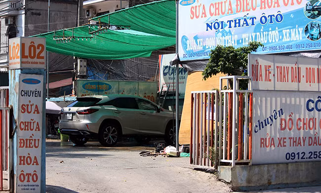 Thậm chí một số cả cửa hàng ô tô cũng hoạt động bình thường.