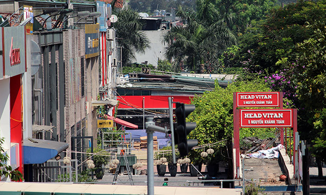 Nhiều cửa hàng kinh doanh trong sáng ngày 18/5, đã dán thông báo nghỉ hoặc chuyển địa điểm đi nơi khác để trả lại đất cho dự án trên đường Nguyễn Khánh Toàn.