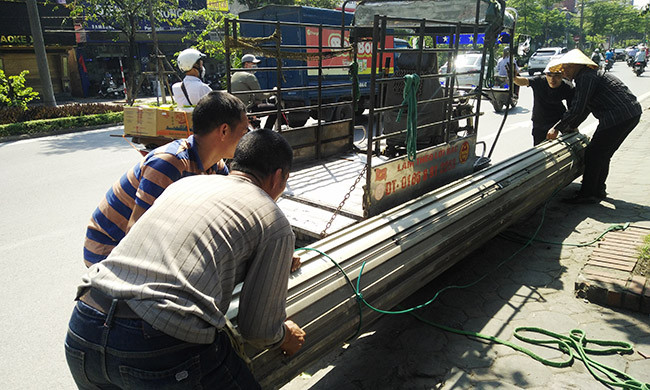 Một số cửa hàng, quán nhậu nhanh chóng vận chuyển đồ đạc đi nơi khác.