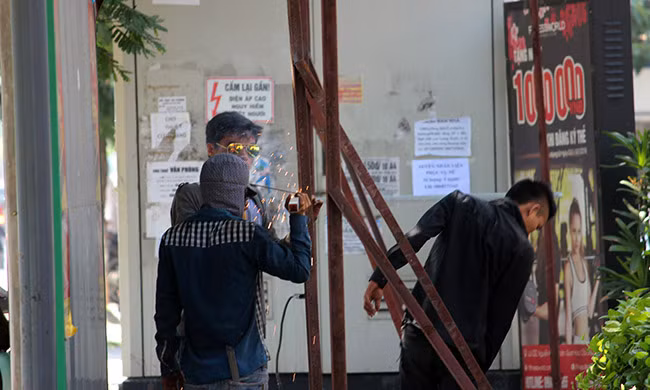 Có 23 cơ sở có công trình vi phạm trên đường Nguyễn Khánh Toàn sẽ bị phá dỡ, trong đó có nhiều nhà hàng, quán kinh doanh, hoạt động nhiều năm nay.