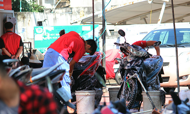 Tuy nhiên trong sáng nay, vẫn còn một số cửa hàng xe máy đón khách để sửa chữa, rửa xe.