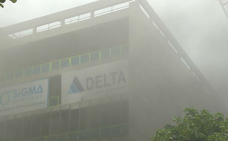 Khói lửa bao phủ mù mịt trong công trình đang xây dựng.