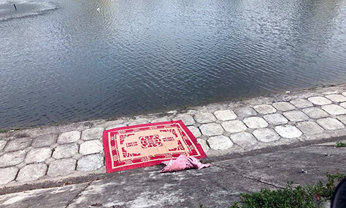 Đến khoảng 8h sáng cùng ngày, thi thể nạn nhân được vớt lên khỏi mặt nước.