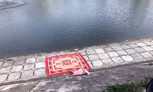 Đến khoảng 8h sáng cùng ngày, thi thể nạn nhân được vớt lên khỏi mặt nước.
