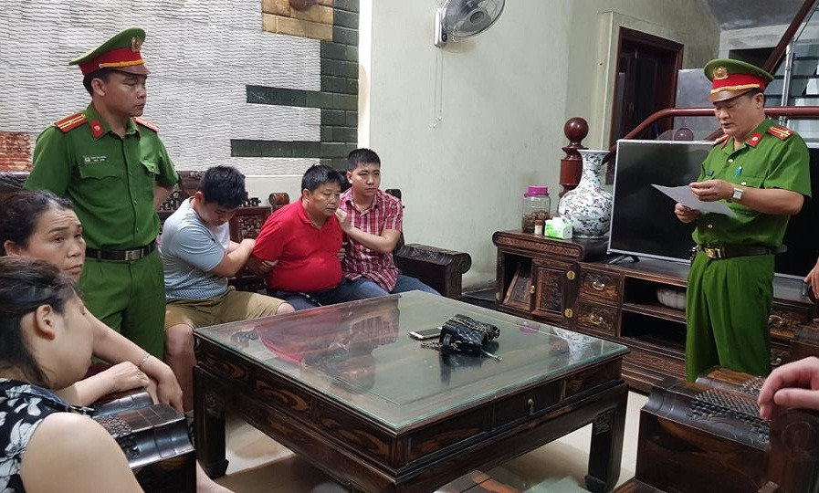 Công an đọc lệnh bắt Triệu Ký Vòong (áo đỏ).