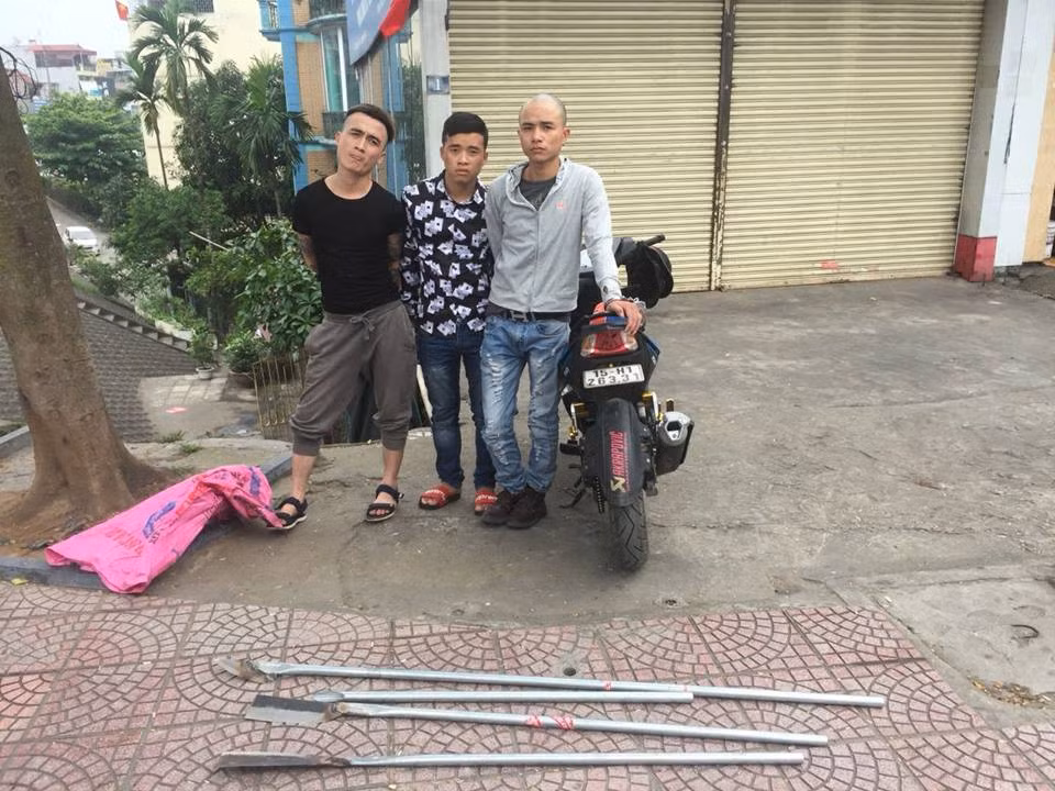 Ba nam thanh niên cùng "hàng nóng".