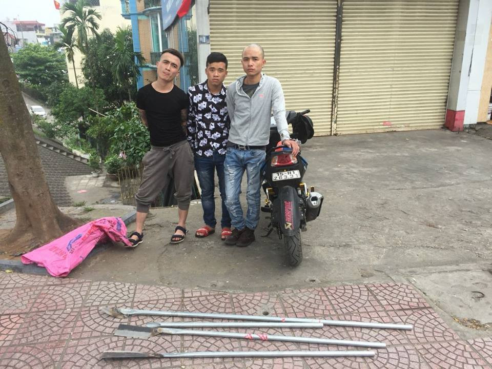 Ba nam thanh niên cùng "hàng nóng".