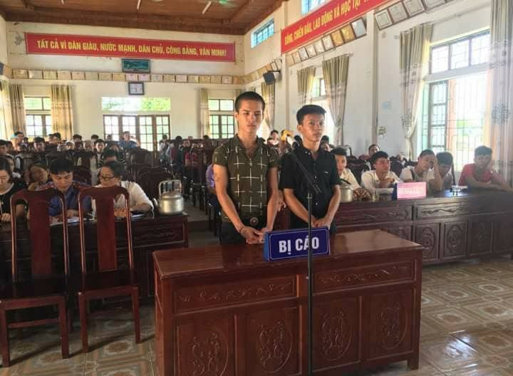 Hai bị cáo tại tòa. Ảnh NĐT.