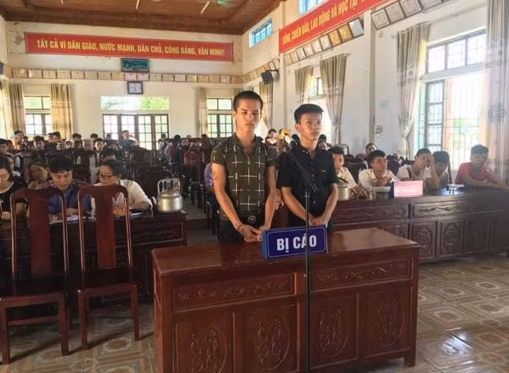 Hai bị cáo tại tòa. Ảnh NĐT.