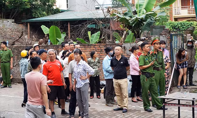 Ngay khi tiếp nhận tin báo, lực lượng cảnh sát PCCC số 4 đã nhanh chóng có mặt tại hiện trường tiến hành dập lửa, phối hợp với công an sở tại điều tra, làm rõ nguyên nhân.