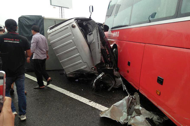 Xe tải lật ngang, bẹp dúm sau tai nạn. Ảnh: Hoàng Hùng.