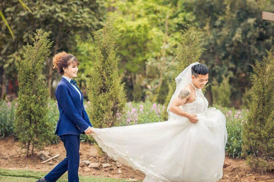 Bộ ảnh cưới theo phong cách Hàn Quốc của chú rể Văn Dũng (23 tuổi) và cô dâu Thảo Uyên (19 tuổi, cùng sống tại Ninh Bình) khiến người xem không khỏi bật cười, thích thú.