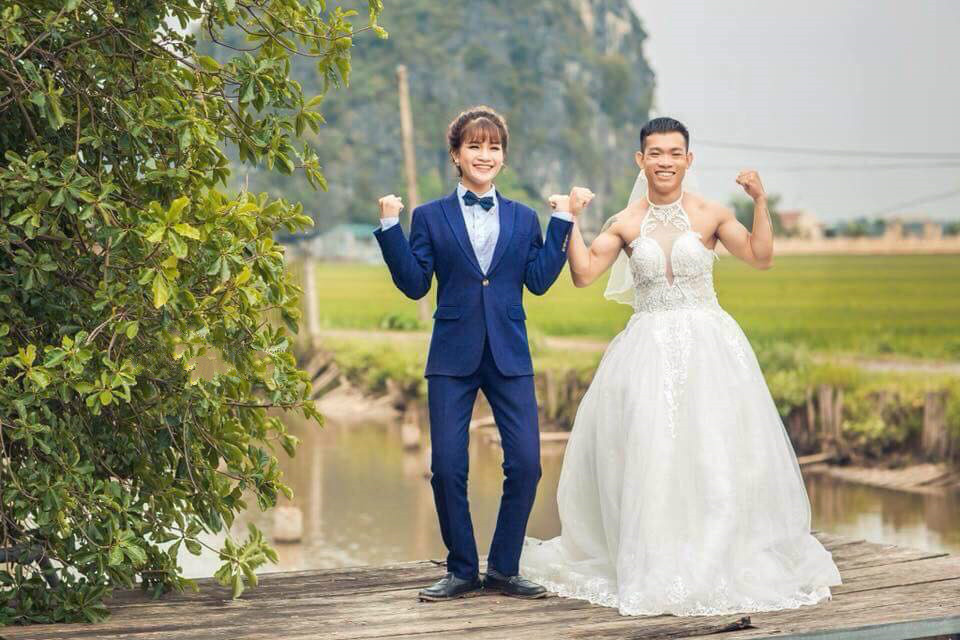 "Hình ảnh giản dị, vui nhộn quá. Chúc hai bạn hạnh phúc nhé”, "Bộ ảnh khá dễ thương, đơn giản mà tạo kỷ niệm đáng nhớ"... là những bình luận của dân mạng khi xem bộ ảnh cưới độc đáo của đôi uyên ương.