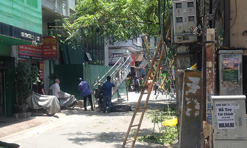 Kinh hoang roi thang may, de nguoi ngoi tra da o HN-Hinh-4