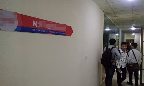 Trung tâm tiếng Anh M.T ở Trần Phú (Hà Nội), được xác định là nơi xảy ra vụ việc cô giáo mắng học sinh như "con lợn" sáng nay (6/5) đóng cửa im ỉm.