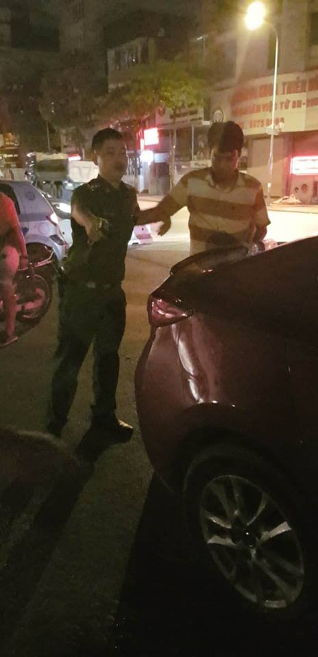 Công an dẫn tài xế lên trụ sở để làm việc.