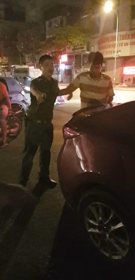 Công an dẫn tài xế lên trụ sở để làm việc.